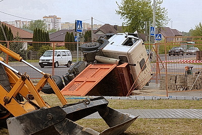 В Гродно под землю провалился МАЗ