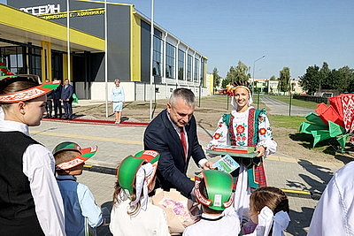 В Хойниках при гимназии открыли плавательный бассейн