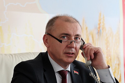 Ремонт дорог, электроотопление. Помощник Президента провел прием граждан и прямую линию в Городке