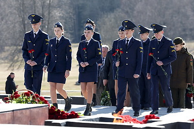 Колокола и людская скорбь. В день памяти Хатыни на мемориале возлагают цветы