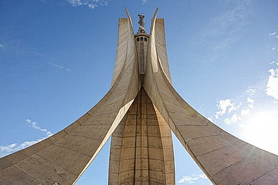 Лукашенко в Алжире возложил венок в мемориальном комплексе \"Памятник славы и мученичества\"