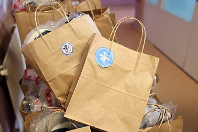 Во время акции \"ЖИТЬ, нельзя болеть\" детям в РНПЦ радиационной медицины вручили подарки