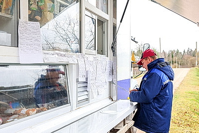 \"Продуктов вдоволь, заказы - в тетрадке\". Как автолавка делает жизнь на селе более комфортной