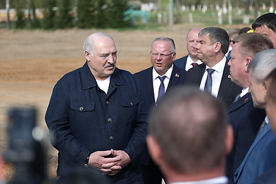 Лукашенко во время рабочей поездки посетил объекты АПК в Шклове