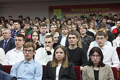 \"Мы учились в одно время\". Книгу \"Наш Президент\" презентовали в альма-матер Лукашенко