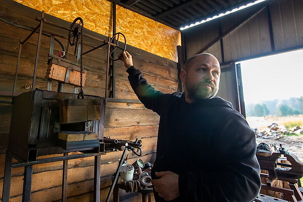 Возродил старинное ремесло. Белорус открыл семейную кузницу