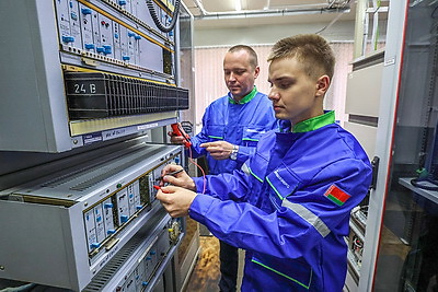 \"Все коллеги на 100% отзывчивые\". Как молодых энергетиков приняли на первом месте работы в Витебске