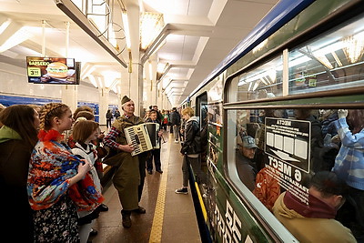 \"И все о той весне\". Патриотическая молодежная акция прошла в Минском метрополитене