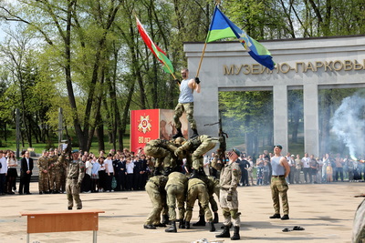 \"Получить максимум пользы\". Около 150 призывников в Минске торжественно проводили на срочную службу