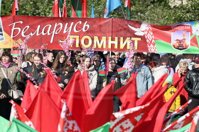 \"Беларусь помнит\": торжественная церемония возложения цветов проходит на площади Победы