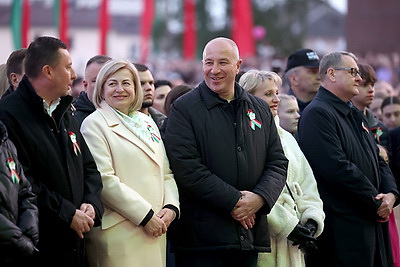Акция \"Споем День Победы вместе!\" и фейерверк завершили празднование 9 Мая