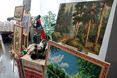 \"Выражают внутренний мир через искусство\". Выставка творчества детей с аутизмом проходит в Совете Республики
