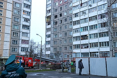 Спасатели работают на месте взрыва газа в Гомеле
