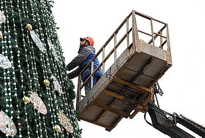В столице украшают главную новогоднюю елку