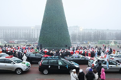 Новогодний автопарад и открытие резиденции Деда Мороза. В Могилеве дали старт праздничным мероприятиям