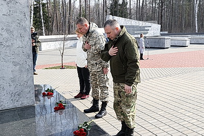 Не утихает боль, не высыхают слезы. Память жертв трагедии в Хатыни почтили на мемориале \"Ола\"