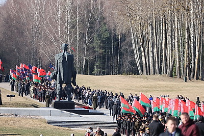 Колокола и людская скорбь. В день памяти Хатыни на мемориале возлагают цветы