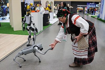 Делегаты ВНС из разных регионов страны посетили выставку \"Моя Беларусь\"