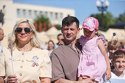 Более 2 тыс. человек прошли по центру Гродно в \"Шествии поколений\"