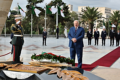 Лукашенко в Алжире возложил венок в мемориальном комплексе \"Памятник славы и мученичества\"