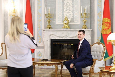 \"Сінявокая, чыстая, прыгожая\". Экскурсанты Дворца Независимости признались в любви к Беларуси