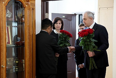 Парламентарии, представители госорганов и общественности оставляют записи в книге соболезнований в генконсульстве Мьянмы