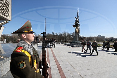 \"Выстрел памяти\" прозвучал у стелы \"Минск - город-герой\"
