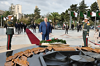 Лукашенко в Алжире возложил венок в мемориальном комплексе \"Памятник славы и мученичества\"