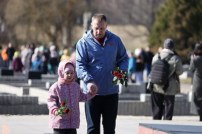 Колокола и людская скорбь. В день памяти Хатыни на мемориале возлагают цветы