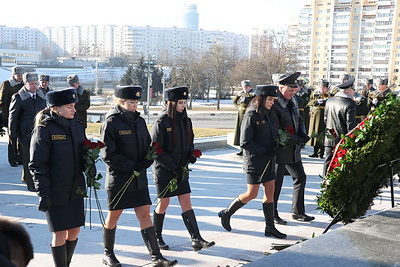 В День защитников Отечества к стеле \"Минск - город-герой\" возложили цветы