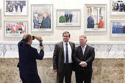 \"Ваш Президент для нас - это друг\". Для Лукашенко из Словакии привезли особый подарок ручной работы