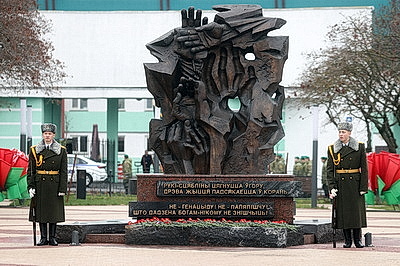 Памятник Рокоссовскому, парад военной техники. В Гомеле почтили память героев-освободителей