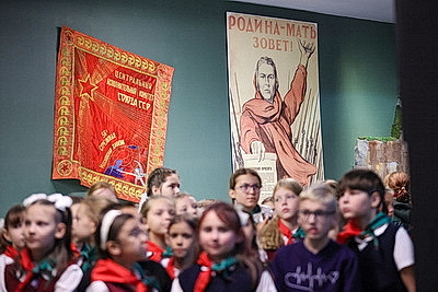 Участники молодежного форума СНГ и ЕАЭС возложили цветы к стеле \"Минск - город-герой\"