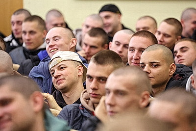 Отправка призывников на срочную военную службу началась в Беларуси