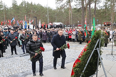 \"Каждый камень, каждый метр земли пропитан страданием\". В Озаричах почтили память жертв лагеря смерти