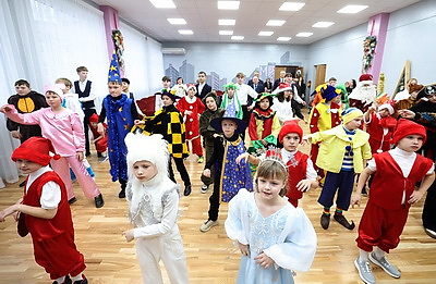 Тепло и душевно. Воспитанников Сенненского детского дома поздравили с наступающим Новым годом