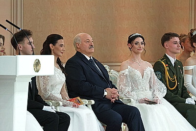 Вальс, кадриль и полонез. Дворец Независимости собрал участников красочного новогоднего бала