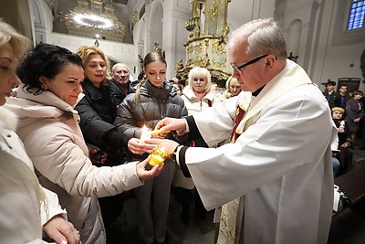 Символ мира, любви и религиозного единства. В Гродно прибыл Вифлеемский огонь