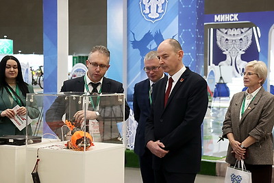 Делегаты ВНС из разных регионов страны посетили выставку \"Моя Беларусь\"