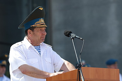 Воздушные маневры, выставка техники и каша по-армейски. Как в Минске прошел праздник ко Дню десантников