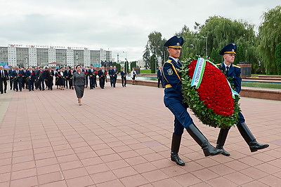 Парламентарии Беларуси и Узбекистана возложили цветы на площади Победы в Витебске