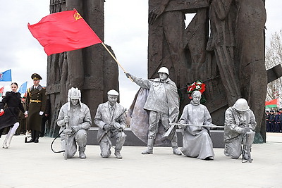 Камень и цветы. У монумента \"Врата памяти\" в Тростенце прошел митинг-реквием
