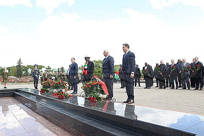 Президент Зимбабве Мнангагва возложил цветы в Брестской крепости