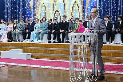 Прощание со школой: более 120 учащихся витебской гимназии №8 отметили выпускной