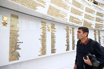 Участники медиатура \"Дорогами Победы\" презентовали Музею истории ВОВ копию уникального плаката