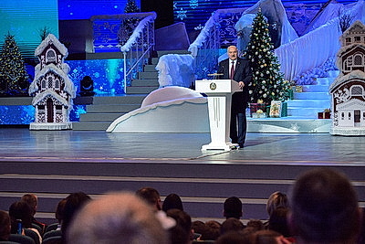 Лукашенко: страна всегда сильна традициями, одна из них в Беларуси - новогодние поздравления детей