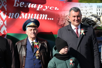 \"Беларусь помнит\": торжественная церемония возложения цветов проходит на площади Победы