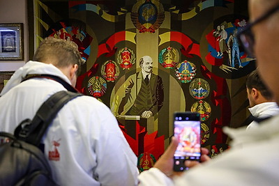 Участники медиатура \"Дорогами Победы\" презентовали Музею истории ВОВ копию уникального плаката