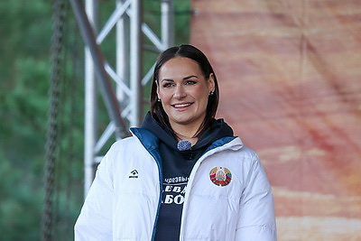 Невероятная атмосфера. Четвертый чемпионат по колке дров среди СМИ проходит в Минском районе