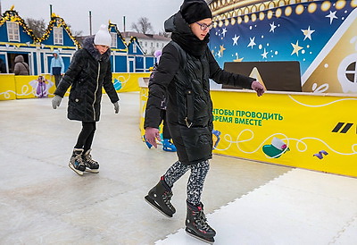 От ледового катка до подарков ручной работы. Чем удивляет рождественская ярмарка в Витебске